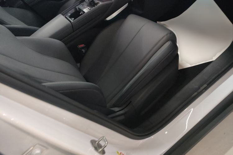 Used BYD Qin L 2025 DM-i Smart Drive 120KM Leading Model Right Front Seat