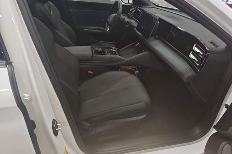 Used BYD Qin L 2025 DM-i Smart Drive 120KM Leading Model Right Front Seat