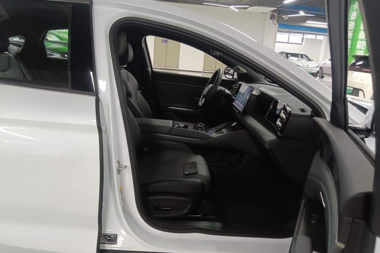 Used BYD Qin L 2025 DM-i Smart Drive 120KM Superior Model Right Front Seat
