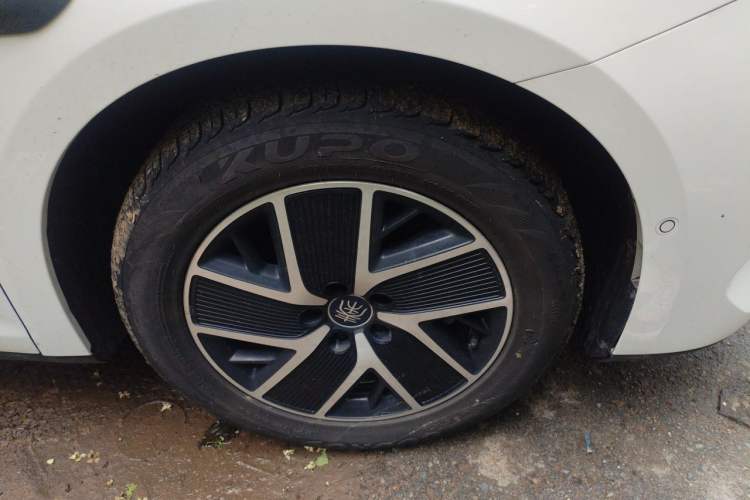 Used BYD Qin L 2025 DM-i Smart Drive 120KM Leading Model Right Front Wheel Hub