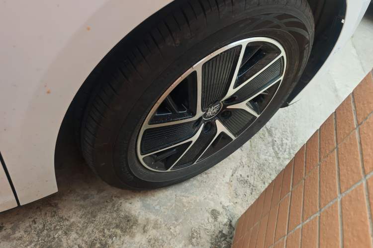 Used BYD Qin L 2025 DM-i Smart Drive 80KM Superior Model Right Front Wheel Hub
