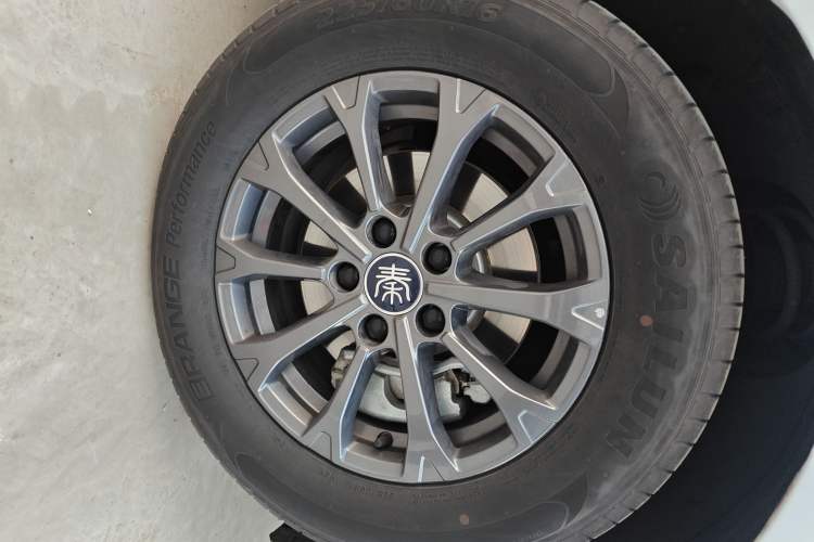 Used BYD Qin L 2025 DM-i Smart Drive 80KM Leading Model Right Front Wheel Hub