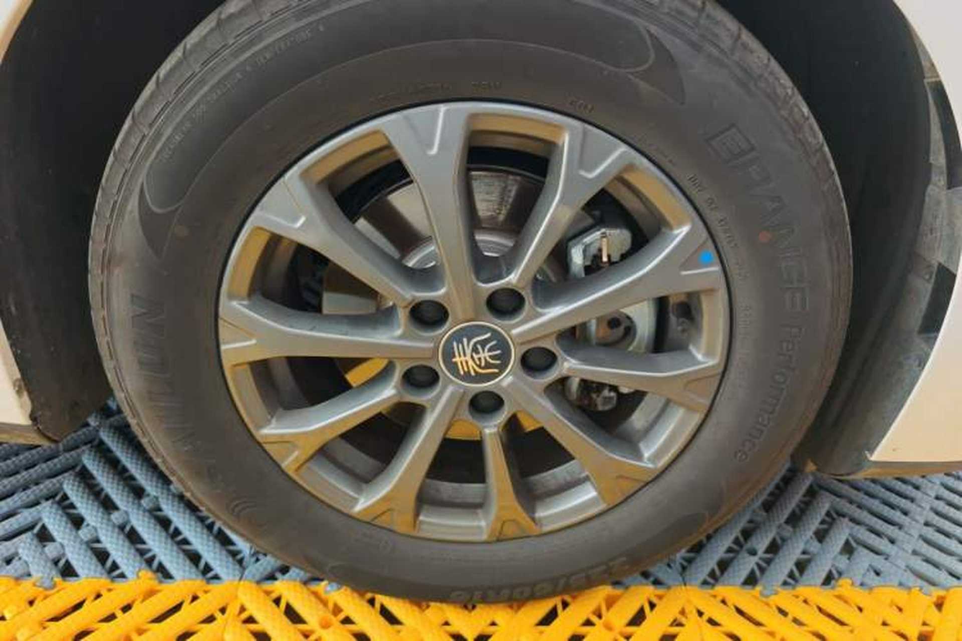Used BYD Qin L 2025 DM-i Smart Drive 80KM Leading Model Right Front Wheel Hub