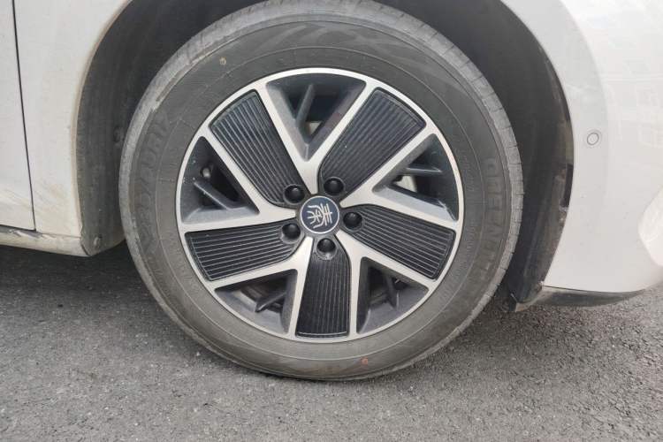 Used BYD Qin L 2025 DM-i Smart Drive 120KM Leading Model Right Front Wheel Hub