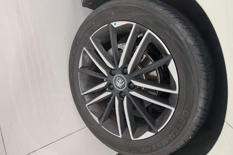 Used BYD Qin L 2025 EV 545KM Excellence Edition Right Front Wheel Hub