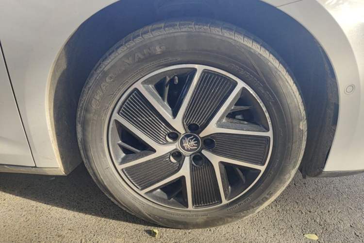 Used BYD Qin L 2025 DM-i Smart Drive 120KM Leading Model Right Front Wheel Hub