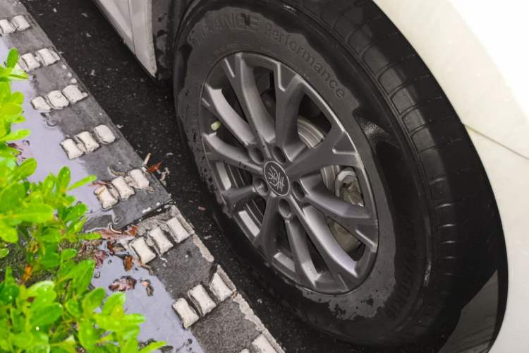 Used BYD Qin L 2025 DM-i Smart Drive 80KM Leading Model Right Front Wheel Hub