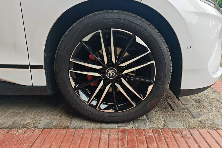 Used BYD Qin L 2025 EV 545KM Cloud Suspension Edition Right Front Wheel Hub