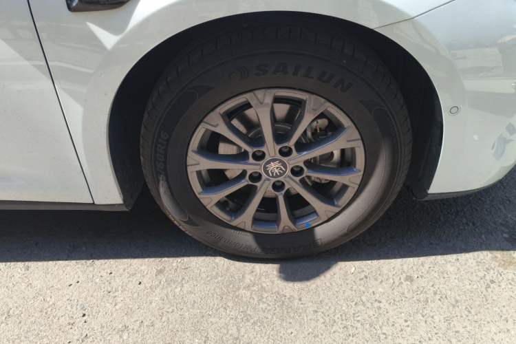 Used BYD Qin L 2025 DM-i Smart Drive 80KM Leading Model Right Front Wheel Hub