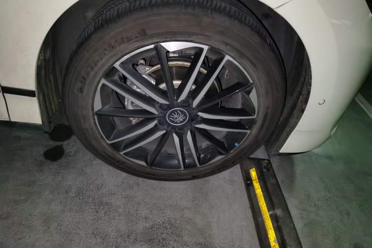 Used BYD Qin L 2025 EV 545KM Excellence Edition Right Front Wheel Hub