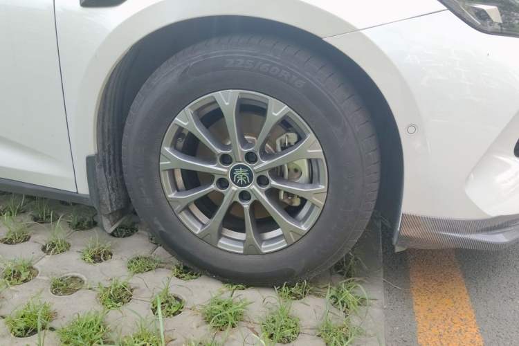 Used BYD Qin L 2025 DM-i Smart Drive 80KM Leading Model Right Front Wheel Hub