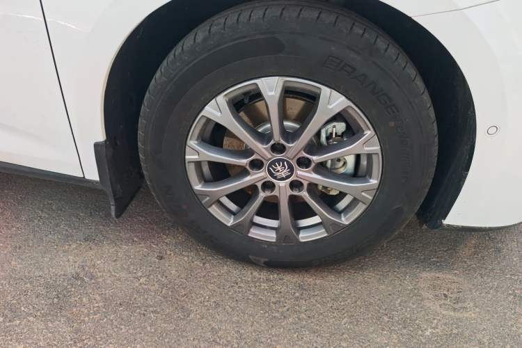 Used BYD Qin L 2025 DM-i Smart Drive 80KM Leading Model Right Front Wheel Hub