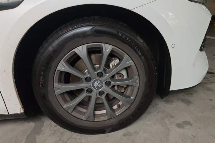 Used BYD Qin L 2025 DM-i Smart Drive 80KM Leading Model Right Front Wheel Hub