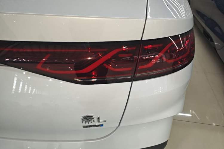 Used BYD Qin L 2025 DM-i Smart Drive 120KM Superior Model Right Rear Taillight