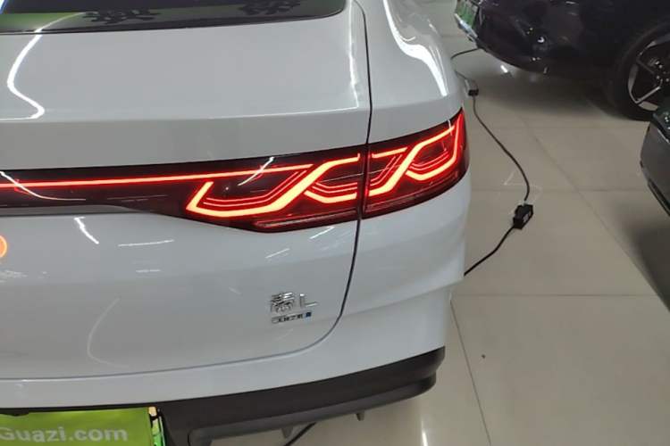 Used BYD Qin L 2025 DM-i Smart Drive 80KM Leading Model Right Rear Taillight