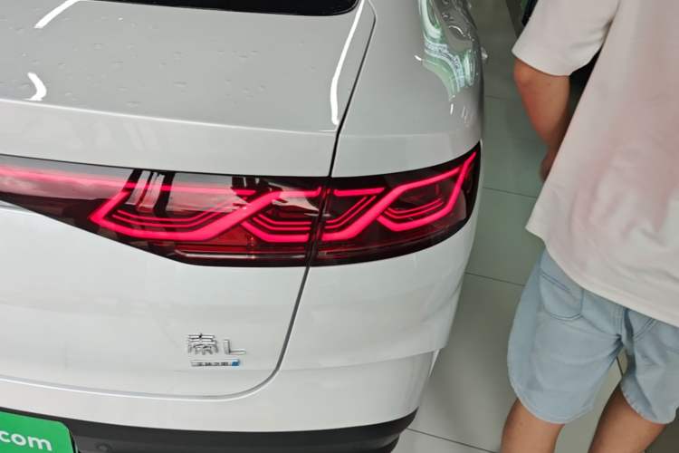 Used BYD Qin L 2025 DM-i Smart Drive 120KM Superior Model Right Rear Taillight