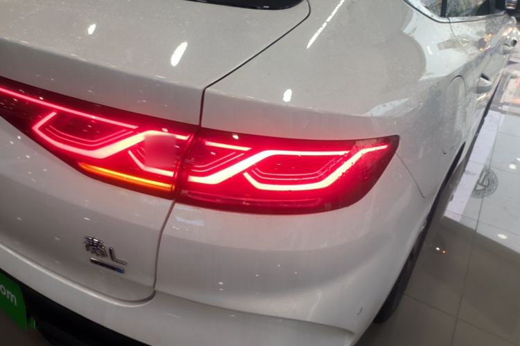 Used BYD Qin L 2025 DM-i Smart Drive 80KM Leading Model Right Rear Taillight
