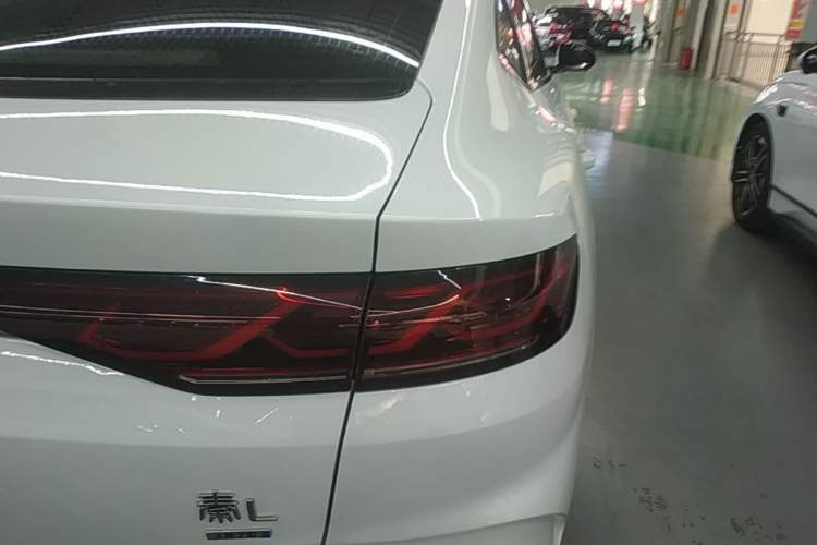 Used BYD Qin L 2025 DM-i Smart Drive 80KM Leading Model Right Rear Taillight