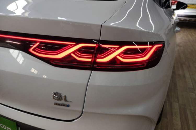 Used BYD Qin L 2025 DM-i Smart Drive 80KM Superior Model Right Rear Taillight