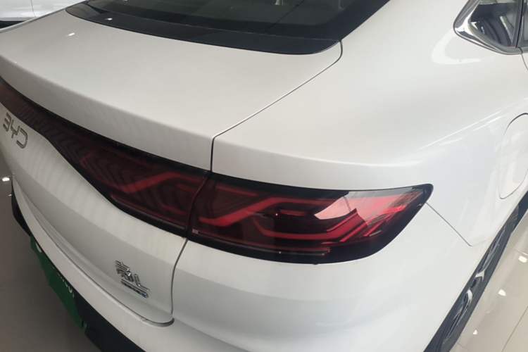 Used BYD Qin L 2025 DM-i Smart Drive 120KM Superior Model Right Rear Taillight