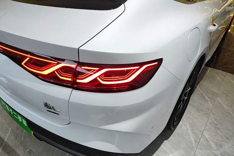Used BYD Qin L 2025 DM-i Smart Drive 120KM Superior Model Right Rear Taillight