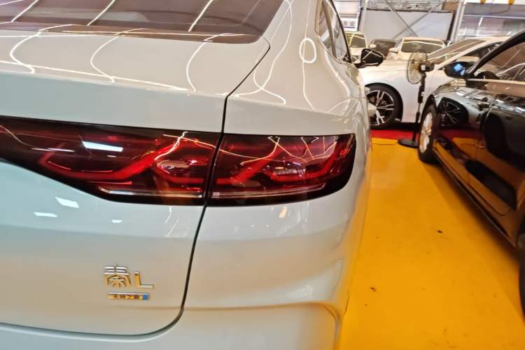 Used BYD Qin L 2025 DM-i Smart Drive 80KM Leading Model Right Rear Taillight