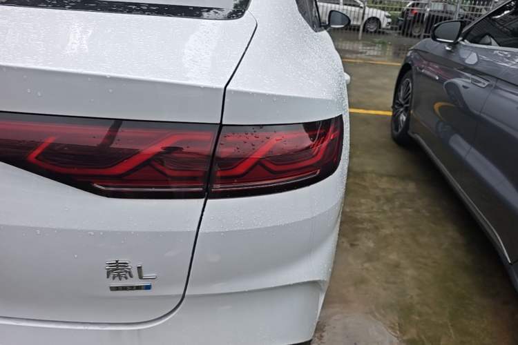 Used BYD Qin L 2025 DM-i Smart Drive 80KM Leading Model Right Rear Taillight