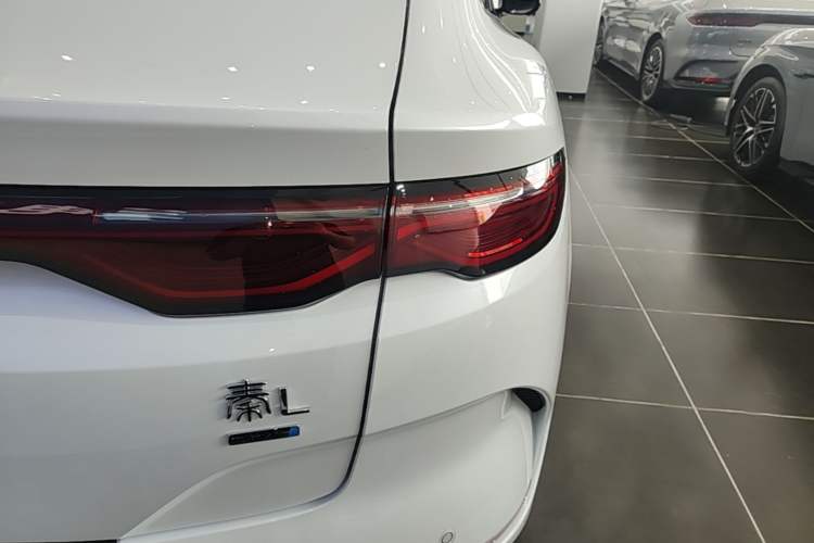 Used BYD Qin L 2025 EV 545KM Cloud Suspension Edition Right Rear Taillight