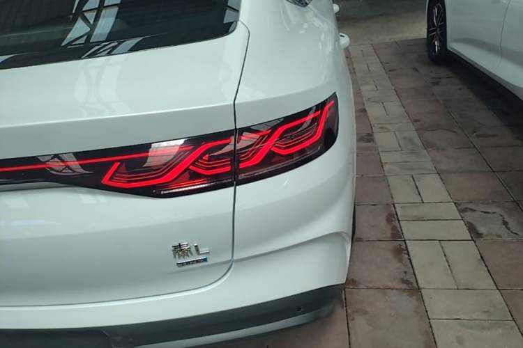 Used BYD Qin L 2025 DM-i Smart Drive 120KM Leading Model Right Rear Taillight