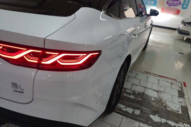 Used BYD Qin L 2025 DM-i Smart Drive 80KM Leading Model Right Rear Taillight