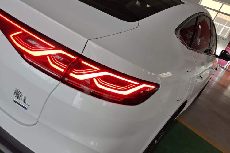 Used BYD Qin L 2025 DM-i Smart Drive 120KM Superior Model Right Rear Taillight