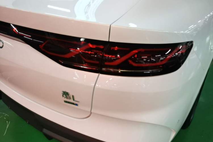 Used BYD Qin L 2025 DM-i Smart Drive 120KM Superior Model Right Rear Taillight