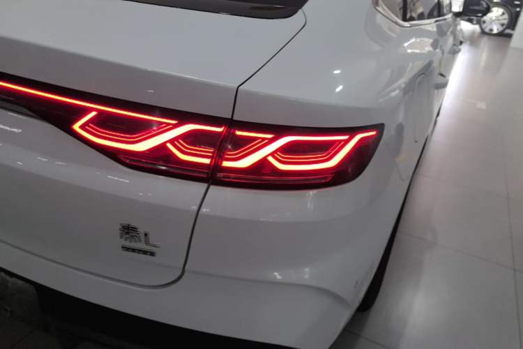Used BYD Qin L 2025 DM-i Smart Drive 120KM Superior Model Right Rear Taillight