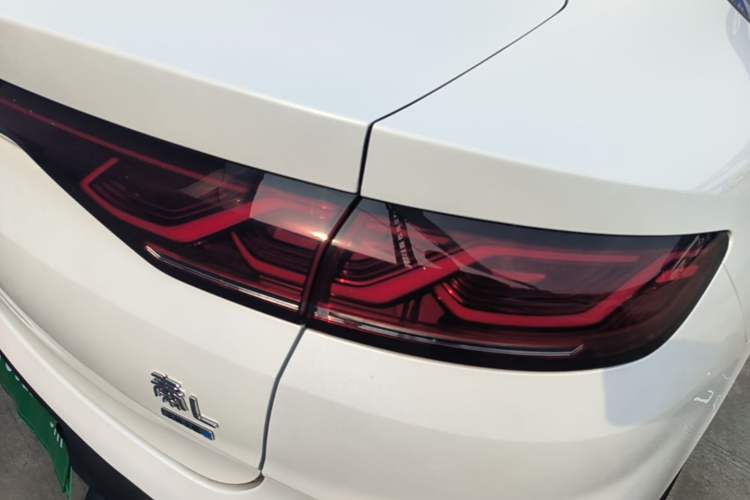 Used BYD Qin L 2025 DM-i Smart Drive 120KM Superior Model Right Rear Taillight