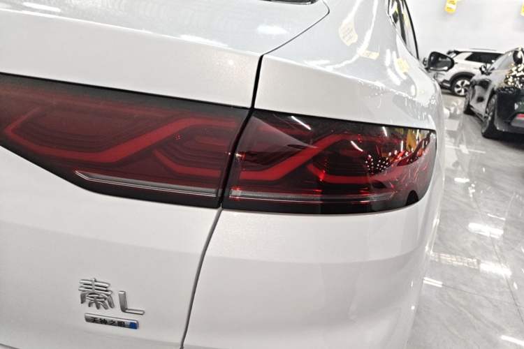 Used BYD Qin L 2025 DM-i Smart Drive 120KM Superior Model Right Rear Taillight