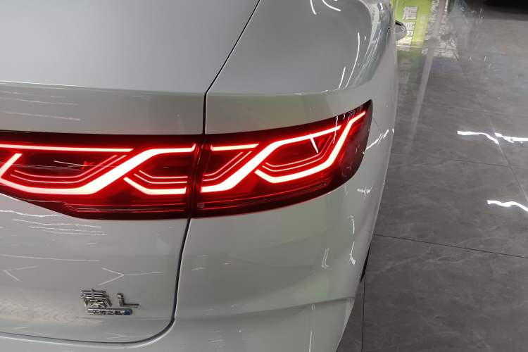 Used BYD Qin L 2025 DM-i Smart Drive 120KM Superior Model Right Rear Taillight