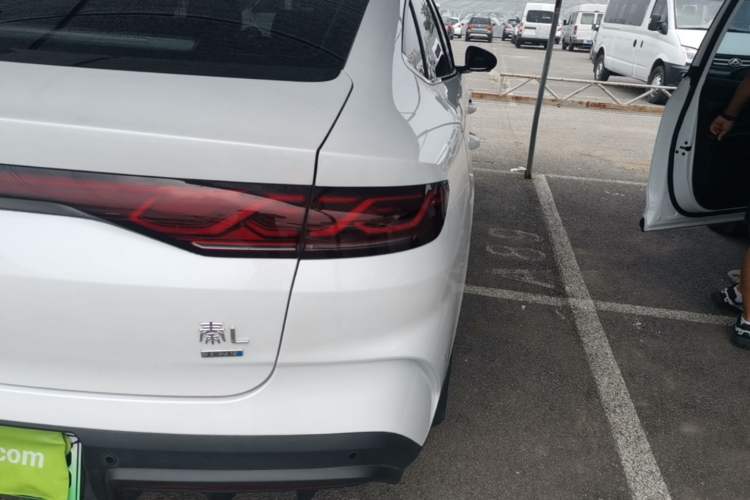 Used BYD Qin L 2025 DM-i Smart Drive 80KM Leading Model Right Rear Taillight
