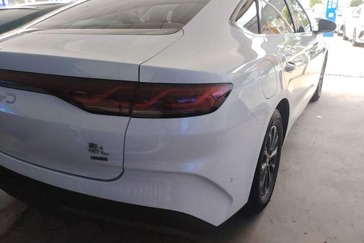 Used BYD Qin L 2025 DM-i Smart Drive 80KM Leading Model Right Rear Taillight