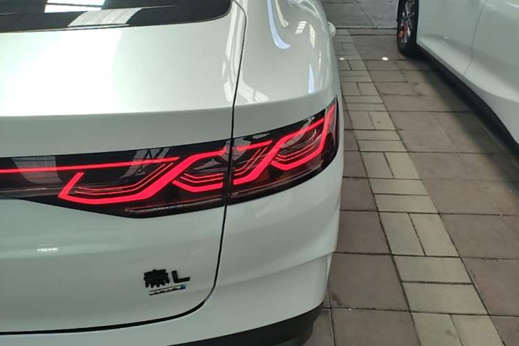 Used BYD Qin L 2025 DM-i Smart Drive 80KM Leading Model Right Rear Taillight