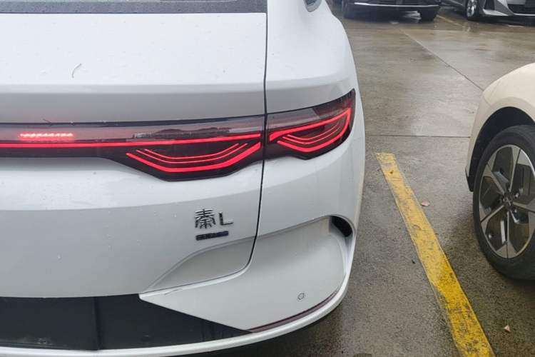 Used BYD Qin L 2025 EV 545KM Cloud Suspension Edition Right Rear Taillight