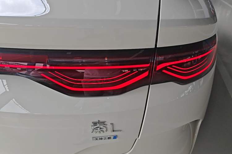 Used BYD Qin L 2025 EV 545KM Cloud Suspension Edition Right Rear Taillight