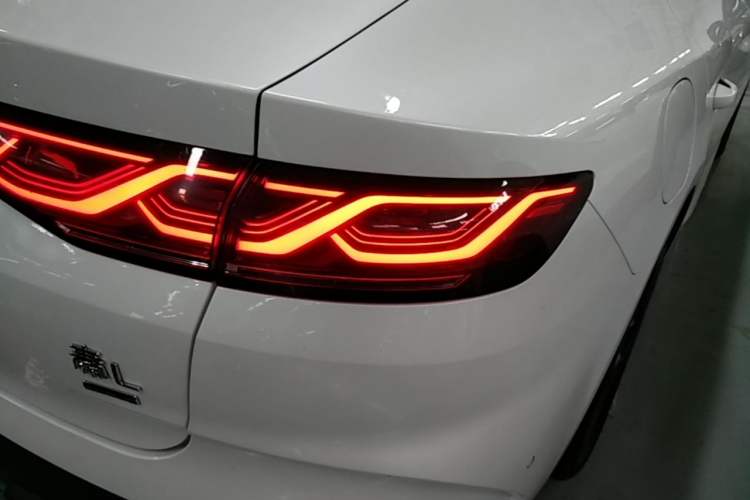 Used BYD Qin L 2025 DM-i Smart Drive 120KM Superior Model Right Rear Taillight