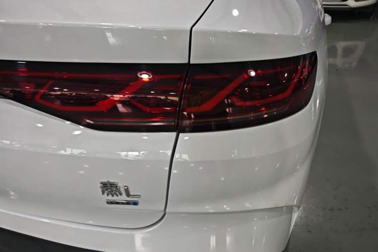 Used BYD Qin L 2025 DM-i Smart Drive 80KM Leading Model Right Rear Taillight