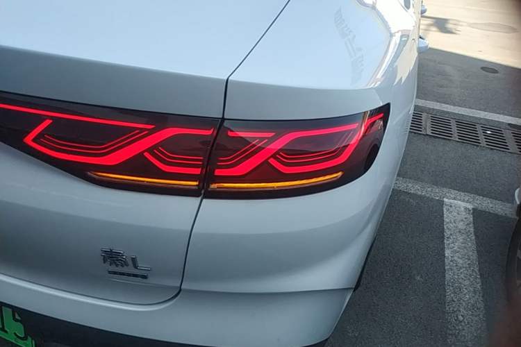 Used BYD Qin L 2025 DM-i Smart Drive 80KM Leading Model Right Rear Taillight