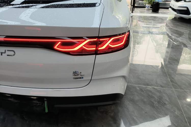 Used BYD Qin L 2025 DM-i Smart Drive 120KM Superior Model Right Rear Taillight
