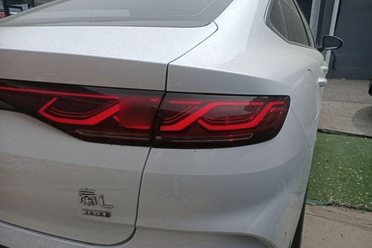 Used BYD Qin L 2025 DM-i Smart Drive 120KM Superior Model Right Rear Taillight
