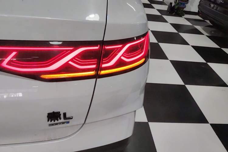 Used BYD Qin L 2025 DM-i Smart Drive 80KM Leading Model Right Rear Taillight