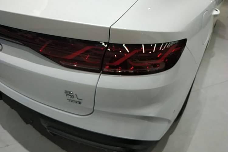Used BYD Qin L 2025 DM-i Smart Drive 80KM Leading Model Right Rear Taillight