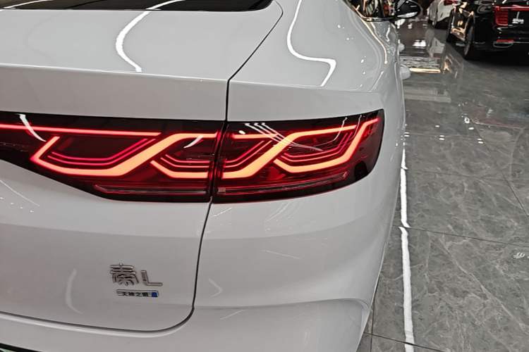 Used BYD Qin L 2025 DM-i Smart Drive 80KM Leading Model Right Rear Taillight