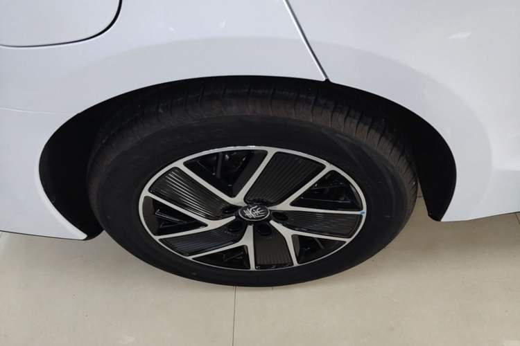 Used BYD Qin L 2025 DM-i Smart Drive 120KM Superior Model Right Rear Wheel Hub